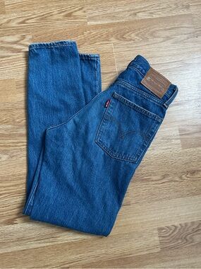 Like new Levis wedgie straight Jean blue wash